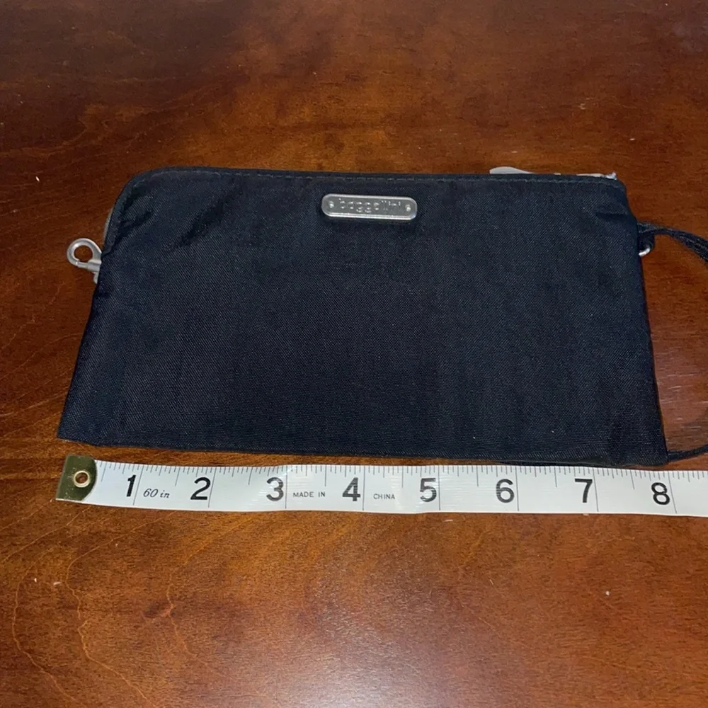 Baggallini RFID Black Around Town Go Bag Wristlet